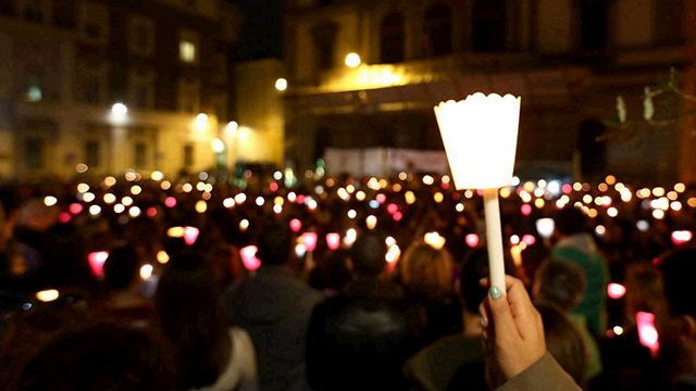 Copertina di Fiaccolata per Stefano Cucchi, Ilaria: “E’ stato un processo al morto”