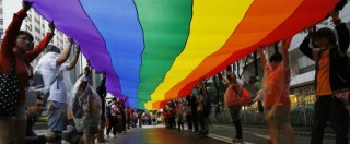 Copertina di Lecce, bacio lesbo al ‘Parco dei Bambini’ La polizia allontana due ragazze
