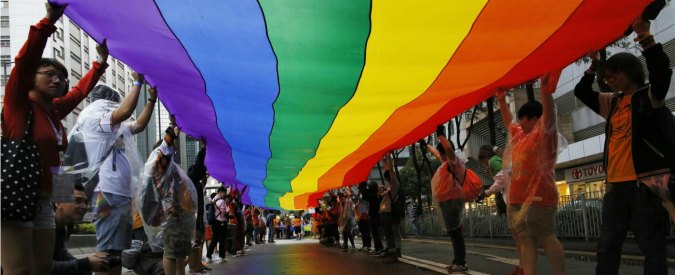 Lecce, bacio lesbo al ‘Parco dei Bambini’ La polizia allontana due ragazze