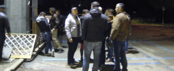 M5s, la notte degli attivisti sotto casa di Grillo. “Cosa stiamo diventando?”