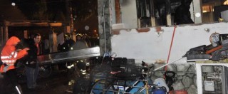 Copertina di Moncalieri, dà fuoco alla casa e muore: sei feriti. Tra loro anche due minori