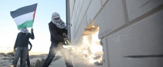 Copertina di Muro di Berlino, palestinesi aprono una breccia a Ramallah. “La barriera cadrà”