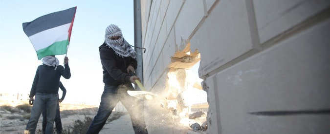 Muro di Berlino, palestinesi aprono una breccia a Ramallah. “La barriera cadrà”