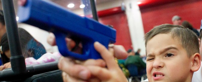 Usa, brandisce pistola giocattolo in un parco: ucciso dalla polizia a 12 anni