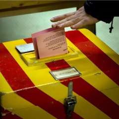 Svizzera, falliscono i due referendum che chiedevano una tassa sulle grandi eredità e la leva obbligatoria per le donne