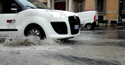 Copertina di Maltempo, allerta 2 a Genova. A Roma 50 persone sui tetti. Chiuse A12 e Aurelia