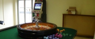 Copertina di Gioco d’azzardo, contro la ludopatia l’Asl insegna a giocare a poker e alla roulette