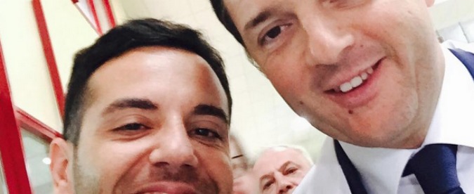 Renzi in Sicilia, selfie con il farmacista di Belpasso che comprò 111 tessere Pd