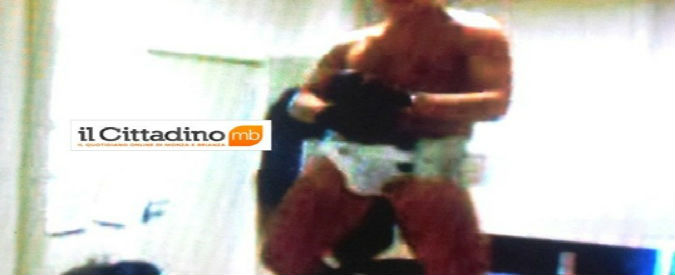 Copertina di Vigile urbano balla seminudo sul tavolo, chieste dimissioni sindaco di Biassono (Monza)