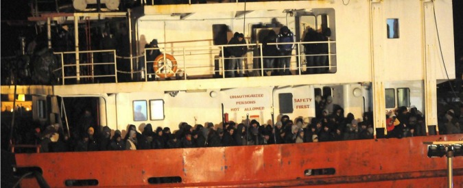 Migranti, 768 sbarcati a Gallipoli: “Viaggi organizzati e prenotati su Facebook”
