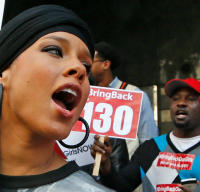 14 APRILE – 223 liceali vengono rapite dai fondamentalisti di Boko Haram in un villaggio del nord della Nigeria. il mondo si mobilita, lhashtag #Bringboackourgirls spopola sul web. Nella foto la cantante Alicia Keys manifesta per la liberazione delle ragazze