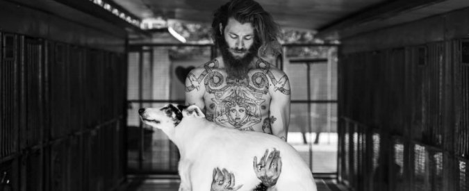 Dogs play charity, modelli e animali in posa per aiutare il canile “Il Vagabondo”