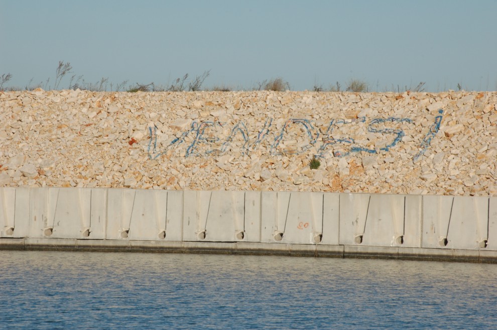 Molfetta, scritta  di protesta “vendesi” al cantiere del nuovo porto