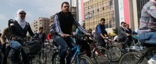 Copertina di Siria, benzina alle stelle e check point: in strada a Damasco tornano le biciclette