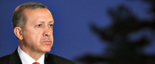 Copertina di Giornalisti arrestati in Turchia, Erdogan attacca: “L’Ue si faccia gli affari suoi”