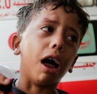 8 LUGLIO – Israele dà il via all’operazione “Protective Edge” nella Striscia di Gaza: nella foto, un bimbo ferito durante un raid aereo dell’Idf viene portato nell’ospedale di Shifa, nel nord dell’enclave