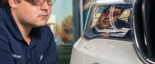 Copertina di BMW, i Google glass entrano in fabbrica per migliorare i controlli qualità
