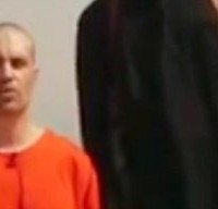 19 AGOSTO – I miliziani dello Stato Islamico diffondono in  Rete un video che mostra la decapitazione di James Foley, 40 anni, giornalista statunitense