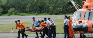 Copertina di AirAsia, trovata in fondo al mare la fusoliera dell’aereo precipitato domenica