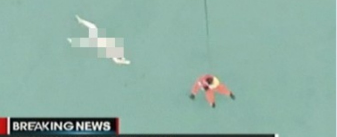 Copertina di Volo AirAsia, trovati nel Mar di Giava rottami e corpi. Il recupero