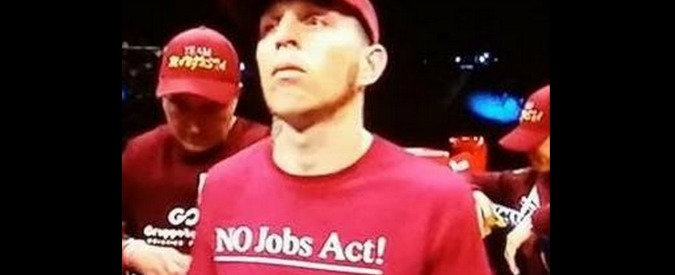 Lenny Bottai, il pugile livornese sul ring di Las Vegas con la maglietta: “No Jobs act!”