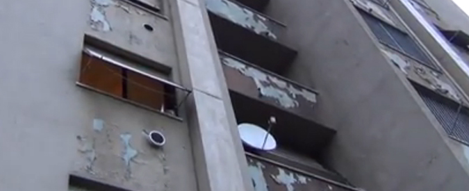 Copertina di Milano, rivolta in case popolari: “Degrado ovunque. Basta pagare”