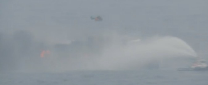 Copertina di Norman Atlantic in fiamme, le immagini della nave alla deriva