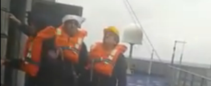 Copertina di Norman Atlantic, le riprese dal ponte avvolto dal fumo in attesa dei soccorsi