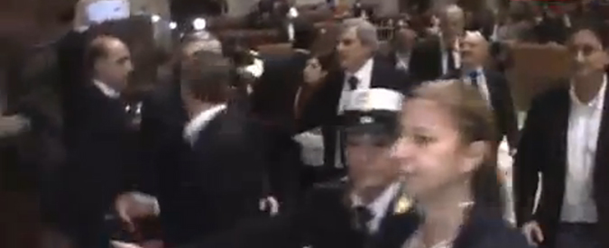 Copertina di Mafia Capitale, rissa in consiglio comunale a Roma