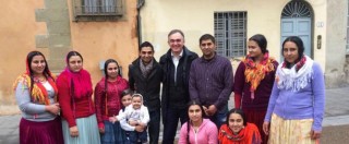 Copertina di Enrico Rossi pubblica una foto con una famiglia rom: boom di commenti razzisti