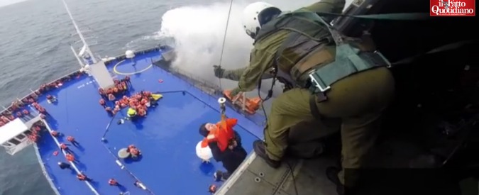 Copertina di Norman Atlantic in fiamme, passeggeri issati sugli elicotteri uno per volta