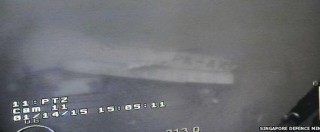 Copertina di AirAsia, fusoliera dell’aereo ritrovata nel mar di Giava: “E’ quella del volo QZ8501”