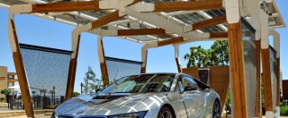 Copertina di BMW, la ricarica diventa intelligente con tettoia fotovoltaica e colonnina “smart”