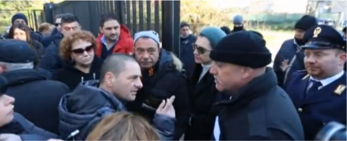 Copertina di Pino Daniele, le proteste dei fan alla camera ardente: ‘Solo i vip dentro, lui non lo avrebbe voluto’