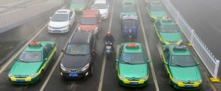 Copertina di Cina, 35 città hanno oltre un milione di auto circolanti: “Sostituite le moto”