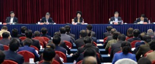 Copertina di Cina, governo raddoppia lo stipendio ai funzionari: “Misura contro la corruzione”
