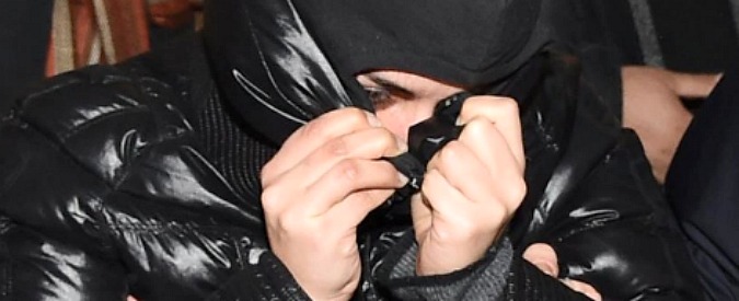 Copertina di Ragazzo sfregiato con acido, aggressori in aula. Madre broker imputato: “E’ provato”