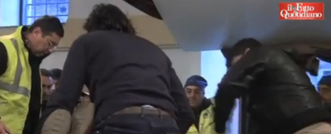 Copertina di Mentana, caos in consiglio: ‘Via gli stranieri’. Seduta sospesa e malori