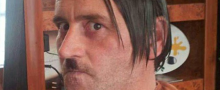 Copertina di Germania, leader Pegida posa in foto come Adolf Hitler. Poi si dimette