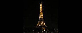 Copertina di Hebdo, Parigi: “La tour Eiffel est Charlie”. E le luci si spengono