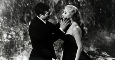 Copertina di “Oggi Anita Ekberg dovrebbe fare la fila per 2 euro”: la Fontana di Trevi è a pagamento, l’ironia del Financial Times