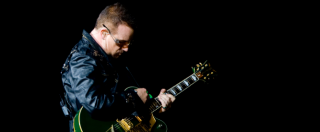 Copertina di U2, Bono Vox scrive ai fan: “Forse non potrò mai più suonare la chitarra”