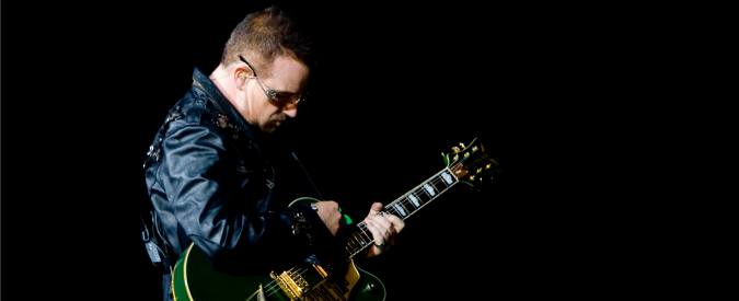 U2, Bono Vox scrive ai fan: “Forse non potrò mai più suonare la chitarra”