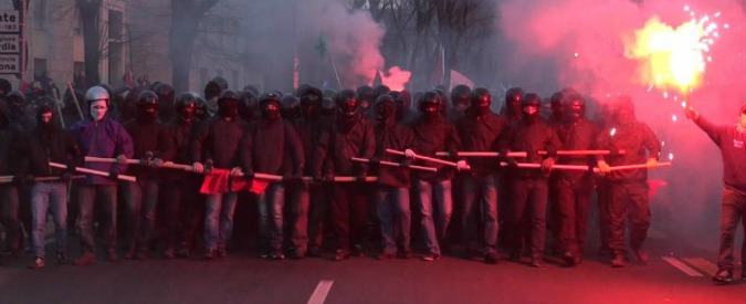 Cremona, vetrine sfasciate e assalto alla polizia locale al corteo antifascista