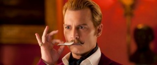 Copertina di Johnny Depp: baffi biondi pettinati e look da sbruffone, ecco Charlie Mortdecai