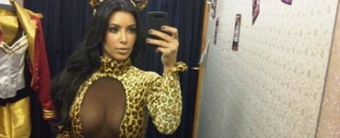 Kim Kardashian, altra trovata della modella curvy: un libro di selfie (Foto)