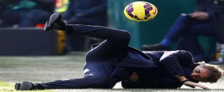 Copertina di Calcio, Mancini atterrato da una pallonata in faccia di Andreolli
