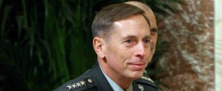 Copertina di Usa, Fbi chiede incriminazione Petraeus: “Passò documenti segreti all’amante”