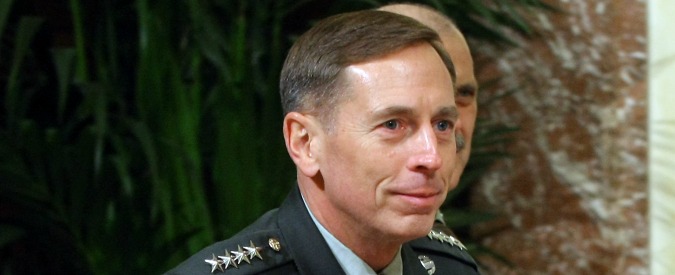 Usa, Fbi chiede incriminazione Petraeus: “Passò documenti segreti all’amante”