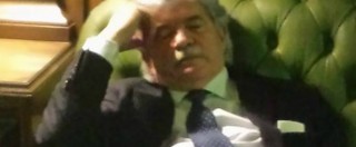 Copertina di Elezione presidente della Repubblica, il senatore Antonio Razzi dorme